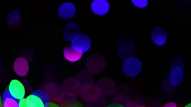 Koyu arkaplanda renkli sönmüş ışıklar