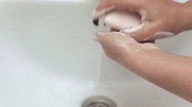 Ellerini sabunla yıka.