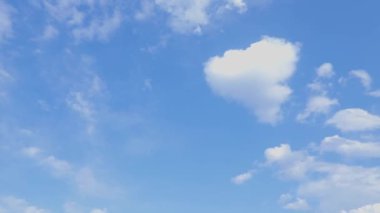 Beyaz bulutlu mavi gökyüzü