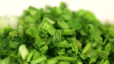 Salata için doğranmış yeşil soğan ve doru kuş.