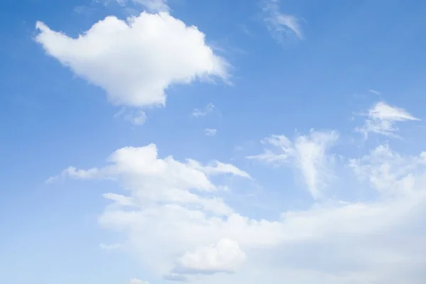 Μπλε Φόντο Του Ουρανού Λευκά Σύννεφα — Φωτογραφία Αρχείου