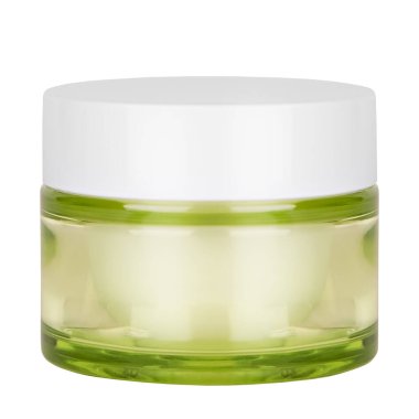Beyaz arka planda izole edilmiş yeşil kavanozdaki yüz kremi.