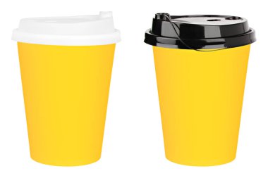 Beyaz arka planda siyah ve beyaz kapaklı kafe için sarı kağıt bardaklar..