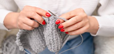 Kadın eli örgü örüyor..