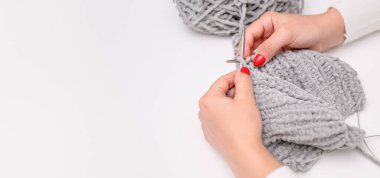 Kadın eli örgü örüyor..