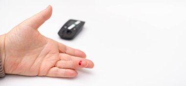 Kan şekerini ölçen kadın..