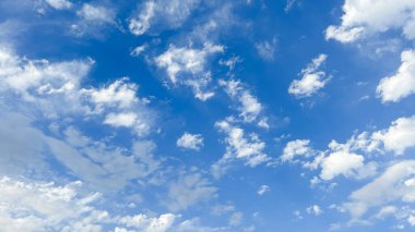 Bulutun bir kısmı havadar bulutlara yakın bir şekilde ayrılıyor.