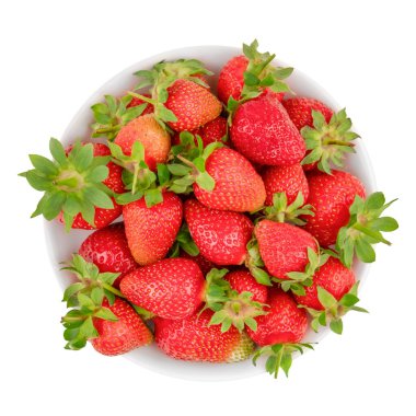 Beyaz arka planda izole edilmiş beyaz bir tabakta olgun çilekler..