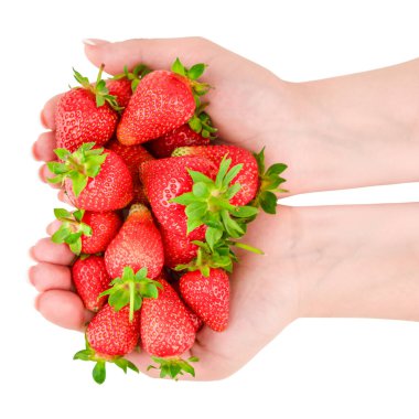 Beyaz arka planda izole edilmiş, olgun çilekler..