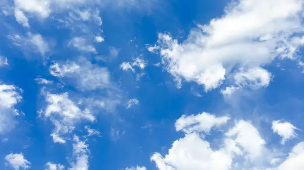 Bulutun bir kısmı havadar bulutlara yakın bir şekilde ayrılıyor..