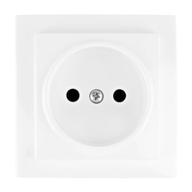 Beyaz arka planda izole edilmiş beyaz elektrik soketi.