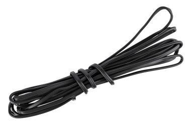 Siyah elektrik kablosu beyaz arkaplanda izole edildi.