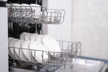 Dahili bulaşık makinesi kapısı açık. Dahili aletleri olan mutfak..