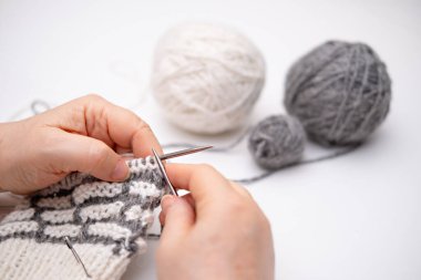 Kadın eli örgü örüyor..