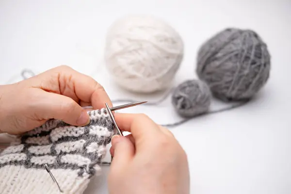 Kadın eli örgü örüyor..