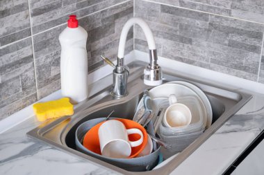 Mutfak lavabosunda kirli bulaşıklar..