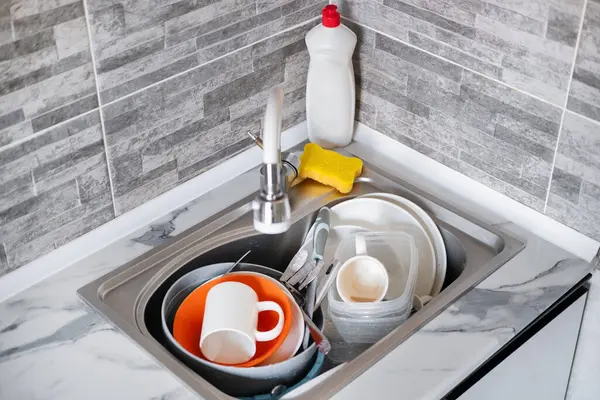 Mutfak lavabosunda kirli bulaşıklar..