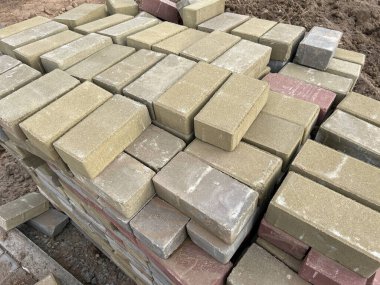 Parke taşları düzenli bir şekilde istiflenmiş, çeşitli inşaat projeleri için bir depoya taşınmayı bekliyorlar..