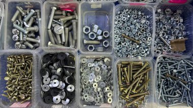 Mağazada cıvatalar, fındıklar ve vidalar. Kırgızistan, Tokmok, 26 Mayıs 2026.