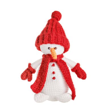 Kırmızı şapkalı ve eşarplı Noel oyuncağı kardan adam izole edildi.