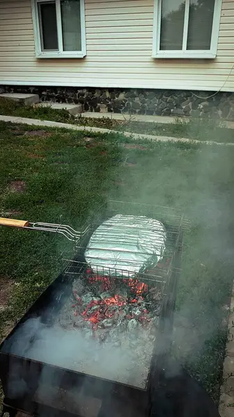 Folyodaki balık ızgarada pişiyor..