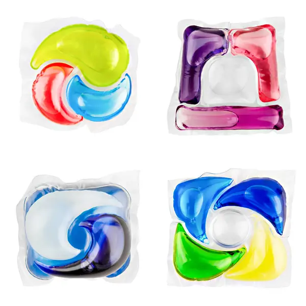 Çamaşır yıkamak için kapsüllerdeki sıvı deterjanı beyaz arkaplanda izole et.