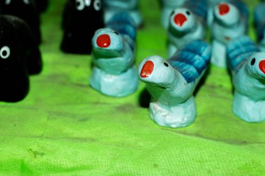 Oyuncak olarak kullanılan çok renkli kilden bir oyuncak bebek. Islak killi bir oyuncak bebek.