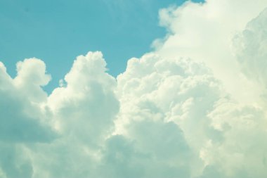 Bulutlar beyazdır çünkü güneşten gelen ışık beyazdır. Gün ışığı genellikle beyazdır, güneşten gelen ışık küçük mavi bir tavan penceresi ile karışıktır.