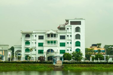 Mimarlar ve tasarımcılara ve önde bir gölete göre güzel beyaz binalar, çatısı ve duvarları olan bir yapıdır, örneğin, güzel bir villa ya da fabrika.
