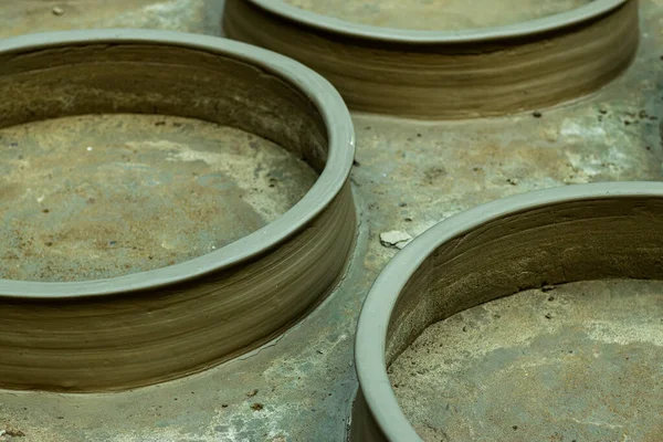 陶器是天然黏土 它们不会发展成火灾成熟度 陶器是由几乎所有在河床上常见的基本黏土材料制成的 — 图库照片