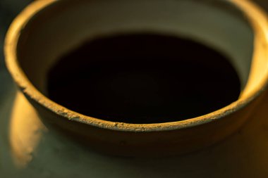 Çamur tenceresi pişirme, jölelenmemiş çömlekçilikten yapılmış bir tencerede yemek pişirme sürecidir.