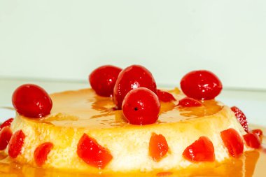 Sütlü ve şekerli puding ve üstüne de kırmızı kiraz meyvesi. Pasta, pasta, clafoutis salatası, et salatası ve kokteyl süsleri gibi fırında tatlılar.