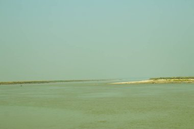 Nehrin anlamı, genellikle hatırı sayılır büyüklükteki doğal bir su akışıdır. Toprakta doğal olarak akan tatlı su bir göl ya da başka bir nehir gibi.