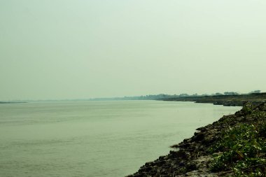 Karadan denize, göle ya da başka bir nehre akan doğal bir tatlı su akıntısı. Nehir doğal bir su akışıdır.