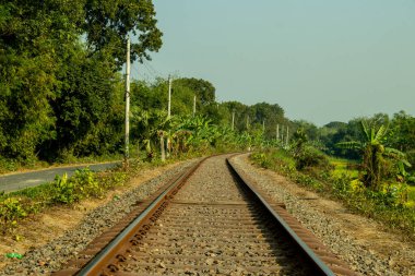 Demiryolu sadece demiryolu araçlarının kullanımı için tasarlanmış bir taşımacılık hattıdır. Demiryollarında sayısız küçük taş kullanılır.