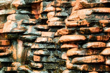 Katmanlar su akışını desteklemek için inşa edilir, bir dere ya da şelale etkisi yaratır. Katmanlı tuğlalar veya betonla yapay bir su çeşmesi inşa edildi.