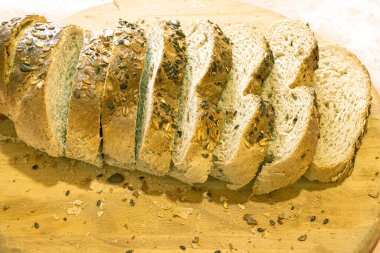 Erdemli ve lezzetli! Doğal malzemelerle yapılan organik ekmek her lokmada zengin tatlar, sağlıklı besinler ve saf iyilik sunar..