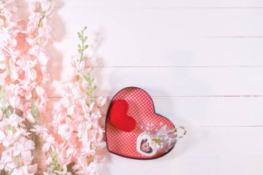 Her gün anneler günüdür. Anneler günü kavramları ve en tatlı gün, aşk kavramı. Kırmızı bir kalp ve pembe arka planda güzel çiçekli bir aşk annesi..