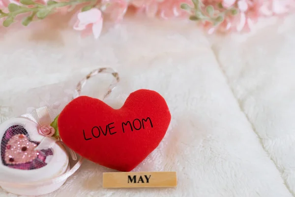 Her gün anneler günüdür. Anneler günü kavramları ve en tatlı gün, aşk kavramı. Kırmızı bir kalp ve pembe arka planda güzel çiçekli bir aşk annesi..