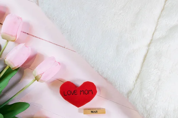 Her gün anneler günüdür. Anneler günü kavramları ve en tatlı gün, aşk kavramı. Kırmızı bir kalp ve pembe arka planda güzel çiçekli bir aşk annesi..