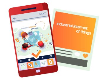 İş adamlarından oluşan bir ekip masada oturup yeni veri analizi yöntemlerini tartışıyor. Endüstriyel internet. Çağdaş dijital teknoloji kullanarak yeni iş fikirleri