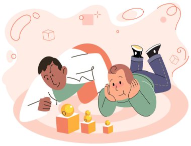 Gülümseyen baba oğluyla yerde küp oynuyordu. Babasını ve çocuğunu seviyordu. Babalık, aile ve çocukluk kavramı. Çocuk ile bulmaca oyunu oynayan adam