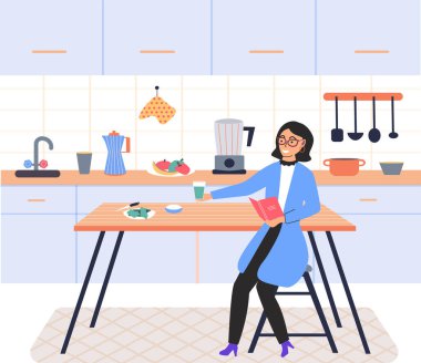 Kadın salata ya da sebze suyu hazırlıyor. Yemek kitabıyla vejetaryen tarifleri okuyan kız. Düzgün beslenme, sağlıklı yaşam tarzı, ev yapımı yemek, vejetaryenlik konsepti. Sağlıklı yemek pişirme süreci