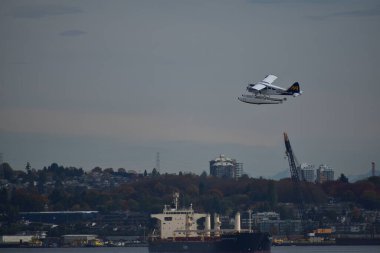 Arka planda Vancouver Limanı, Kanada deniz uçağı