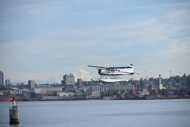 Arka planda Vancouver Limanı, Kanada deniz uçağı