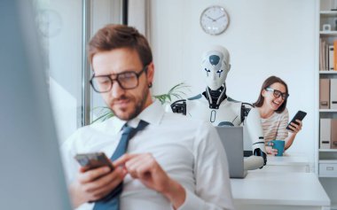 Ofiste çalışan etkili yapay zeka robotu ve akıllı telefonlarıyla konuşan tembel verimsiz çalışanlar.