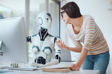 Ofiste çalışan kadın ve yapay zeka robotu, otomasyon ve teknoloji konsepti