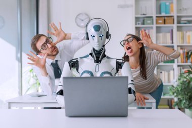 İş adamları masasında oturmuş yapay zeka robot meslektaşlarıyla alay ediyorlar.