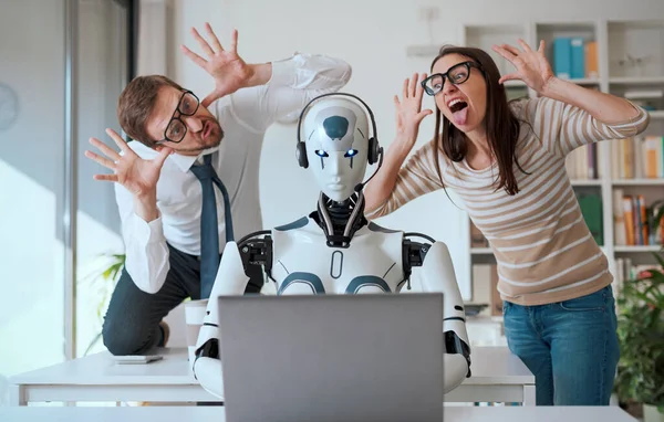 Gente Negocios Burlándose Colega Robot Sentado Escritorio Trabajando — Foto de Stock