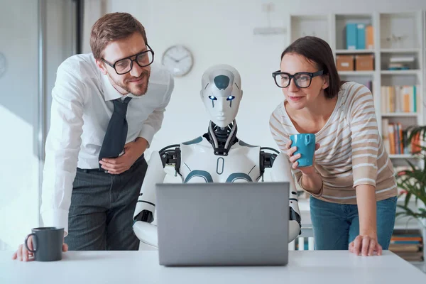 Gente Negocios Feliz Supervisando Robot Que Trabaja Oficina — Foto de Stock